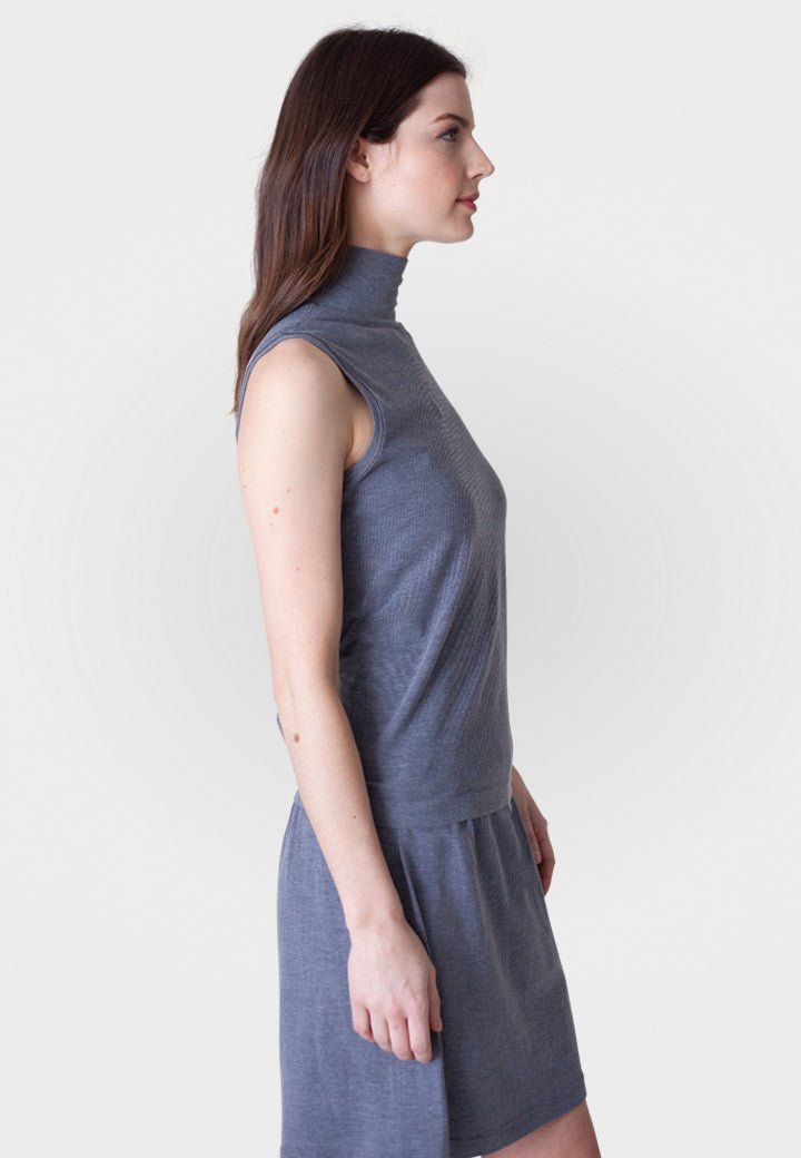 Sleeveless Turtleneck Shirt - Trendy