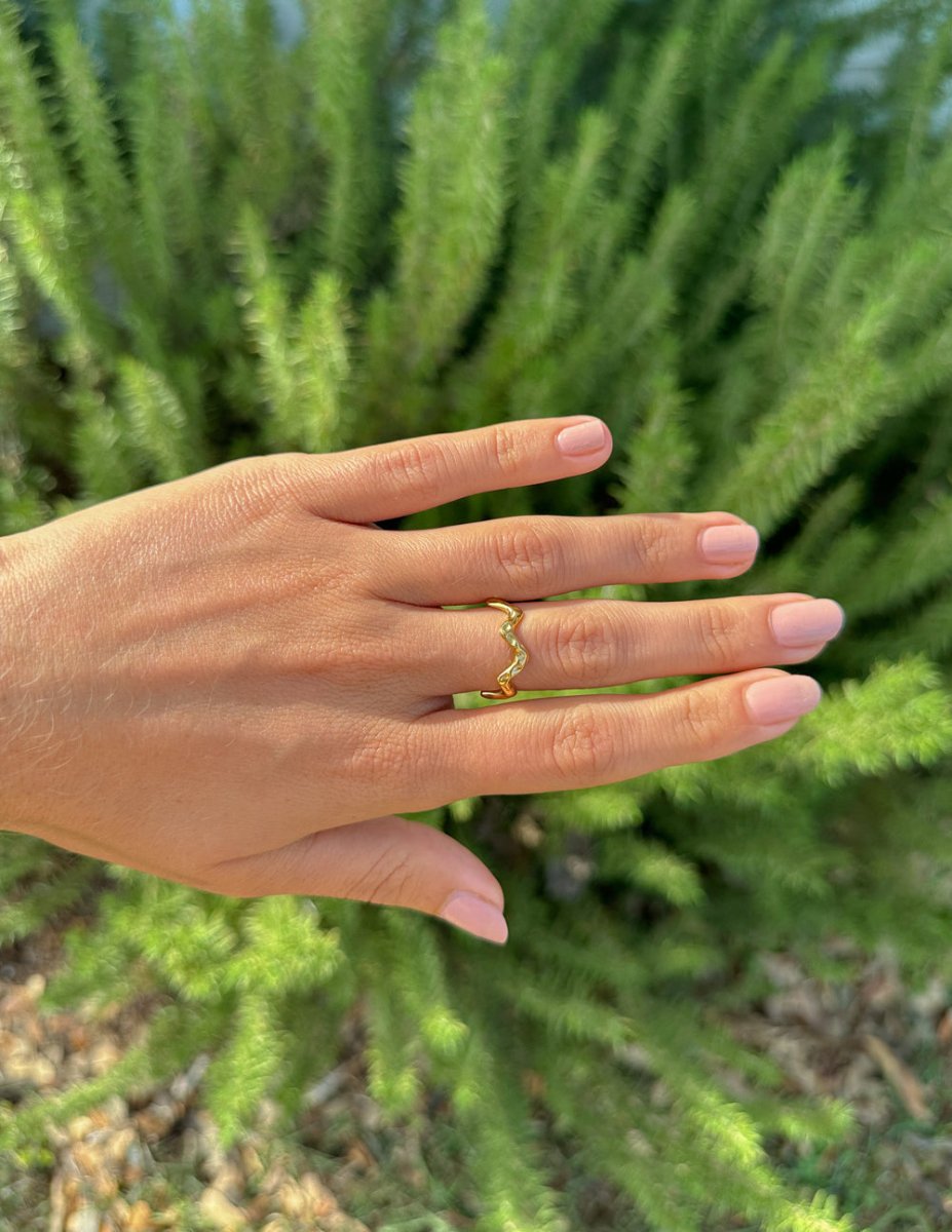 Textured Wavy Ring - Trendy